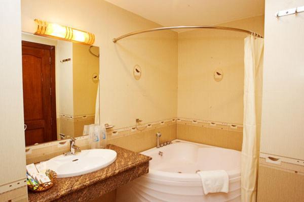 Tan Hoang Long Hotel Ho Chi Minh City Bagian luar foto